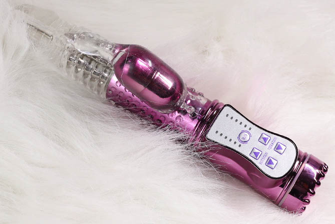 美女玩情趣玩具：美女享受情趣玩具的快乐