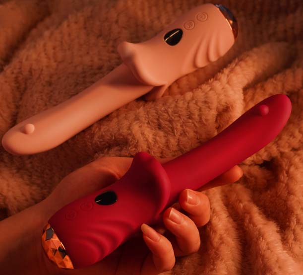 女孩玩情趣玩具：女孩玩起情趣用品