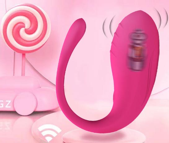 女子穿戴情趣玩具：妇女戴上性爱玩具