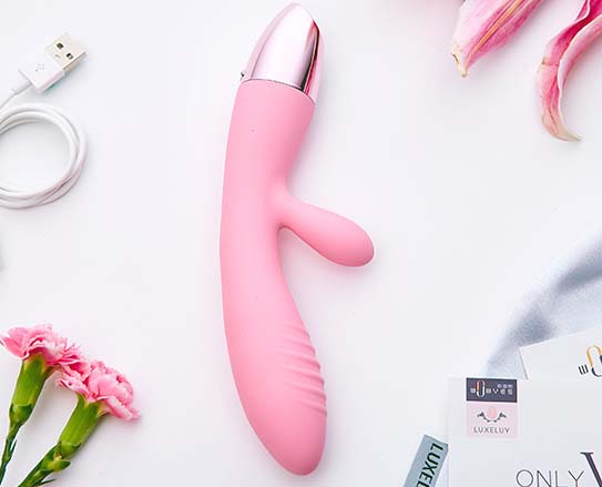 有女生用情趣玩具：女生情趣玩具玩得火热