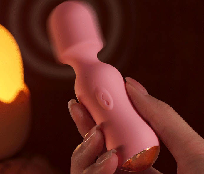 女朋友背着我用情趣玩具：女生玩玩具让男友大吃一惊