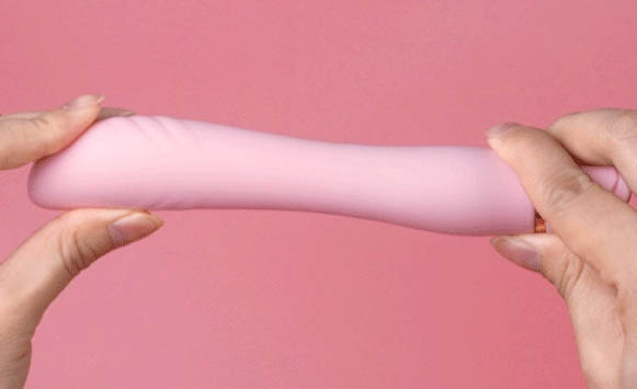 女生用情趣玩具体验：女生尝试情趣玩具，全新体验!