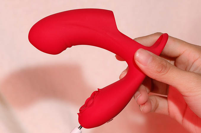使用情趣玩具的夫妇：夫妇激情玩乐，性趣玩具带来的惊喜